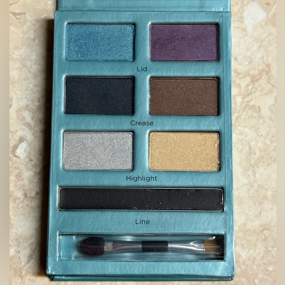 Victoria’s Secret Holiday Eyes Party Holiday Eyeshadow Eyeliner Palette NEW